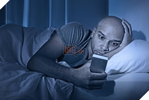 Có một cách tuyệt vời giúp bạn dùng điện thoại buổi đêm mà vẫn an toàn - Ảnh 2.