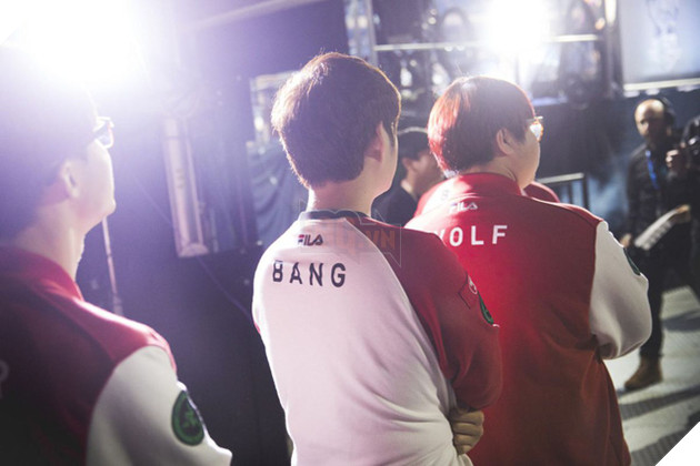 Bị outplay trong pha 2v2 dưới bot, Bang và Wolf cũng phải chào thua bộ đôi đường dưới của KT Rolster