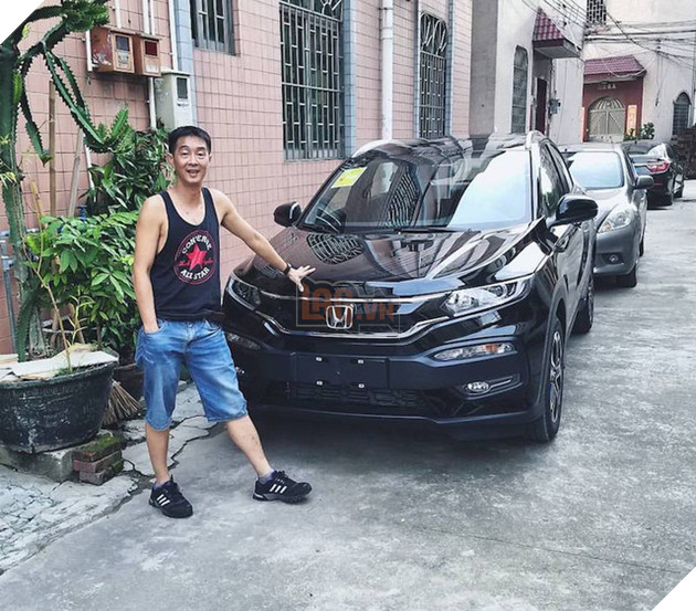 
Người bác vui vẻ bên chiếc SUV mới do cháu trai mua tặng.
