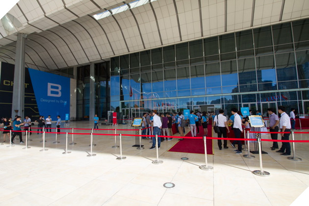 Toàn cảnh buổi lễ ra mắt sản phẩm Bphone 2017 và sản phẩm trên tay. 3