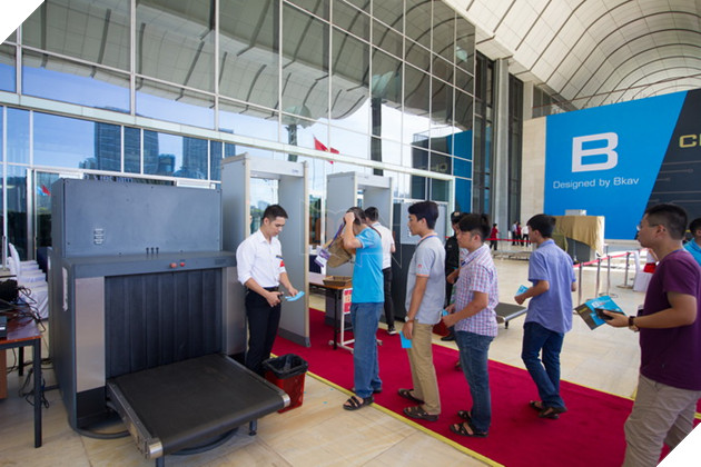 Toàn cảnh buổi lễ ra mắt sản phẩm Bphone 2017 và sản phẩm trên tay. 5