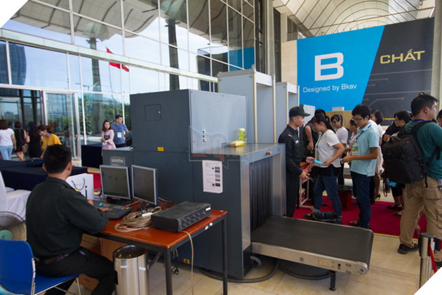 Toàn cảnh buổi lễ ra mắt sản phẩm Bphone 2017 và sản phẩm trên tay. 6