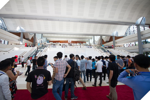 Toàn cảnh buổi lễ ra mắt sản phẩm Bphone 2017 và sản phẩm trên tay. 10