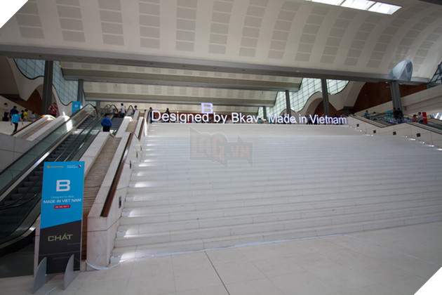 Toàn cảnh buổi lễ ra mắt sản phẩm Bphone 2017 và sản phẩm trên tay. 11