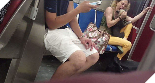 Tức giận vô cớ trên tàu điện, chủ lao vào cắn chó một cách dã man - Ảnh 2.