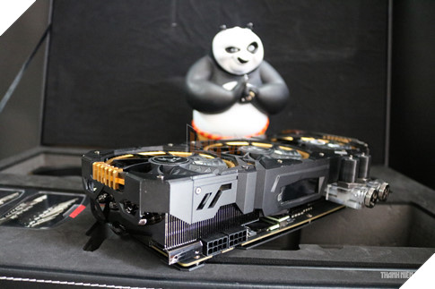 Cận cảnh chiếc Card màn hình 1080Ti mạnh nhất thế giới 11