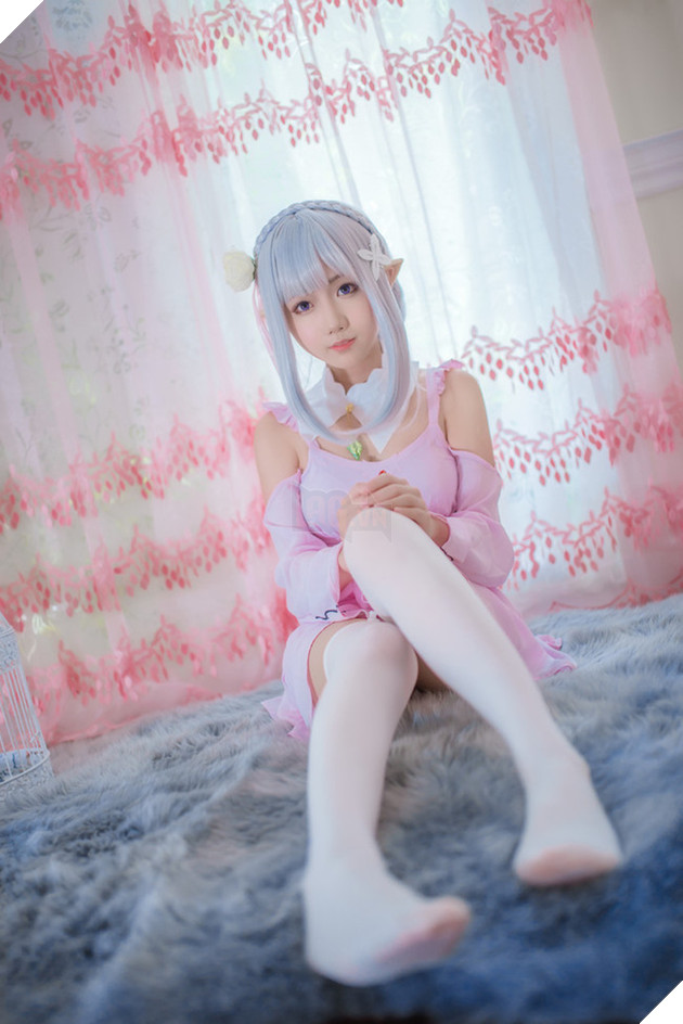 Cùng ngắm cosplay nàng công chúa tóc trắng Emilia cực dễ thương trong Re:Zero