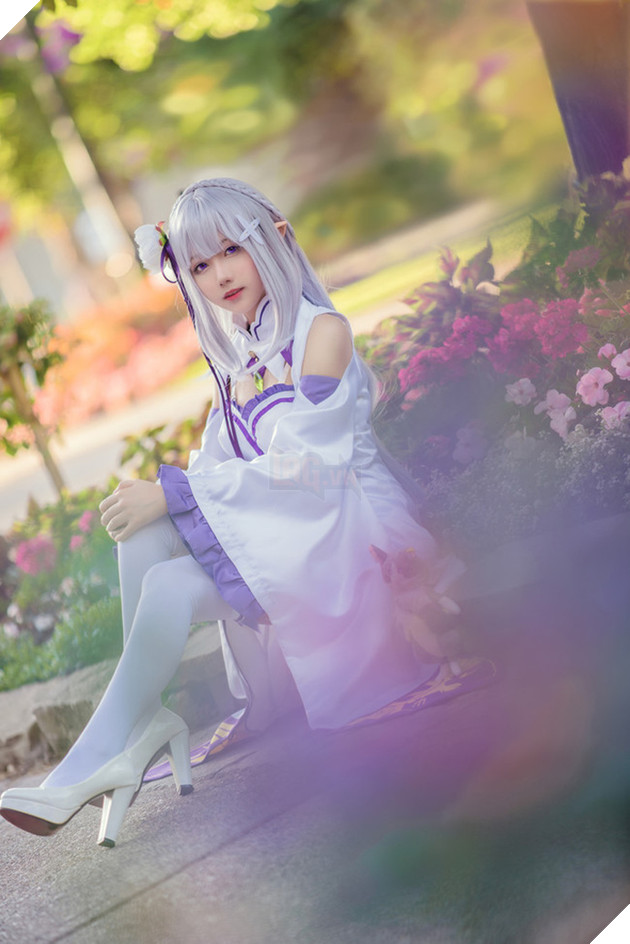 Cùng ngắm cosplay nàng công chúa tóc trắng Emilia cực dễ thương trong Re:Zero