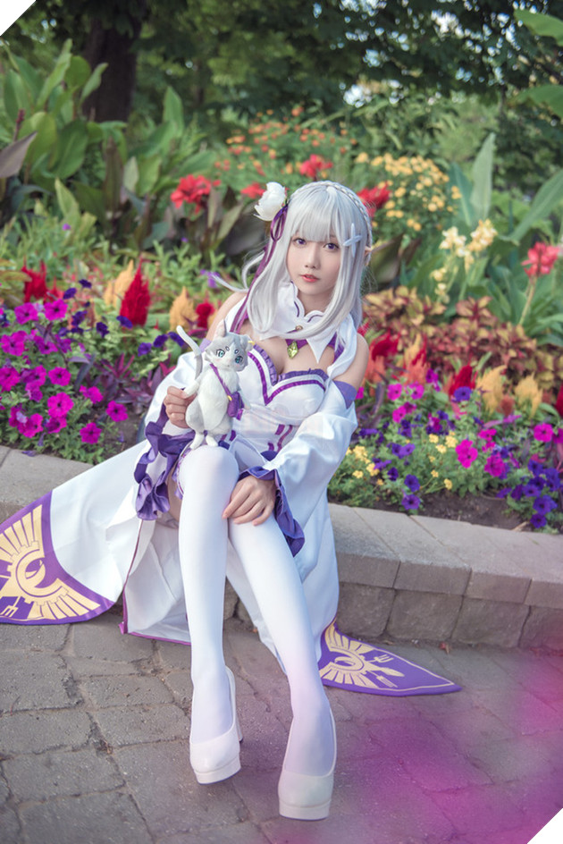 Cùng ngắm cosplay nàng công chúa tóc trắng Emilia cực dễ thương trong Re:Zero