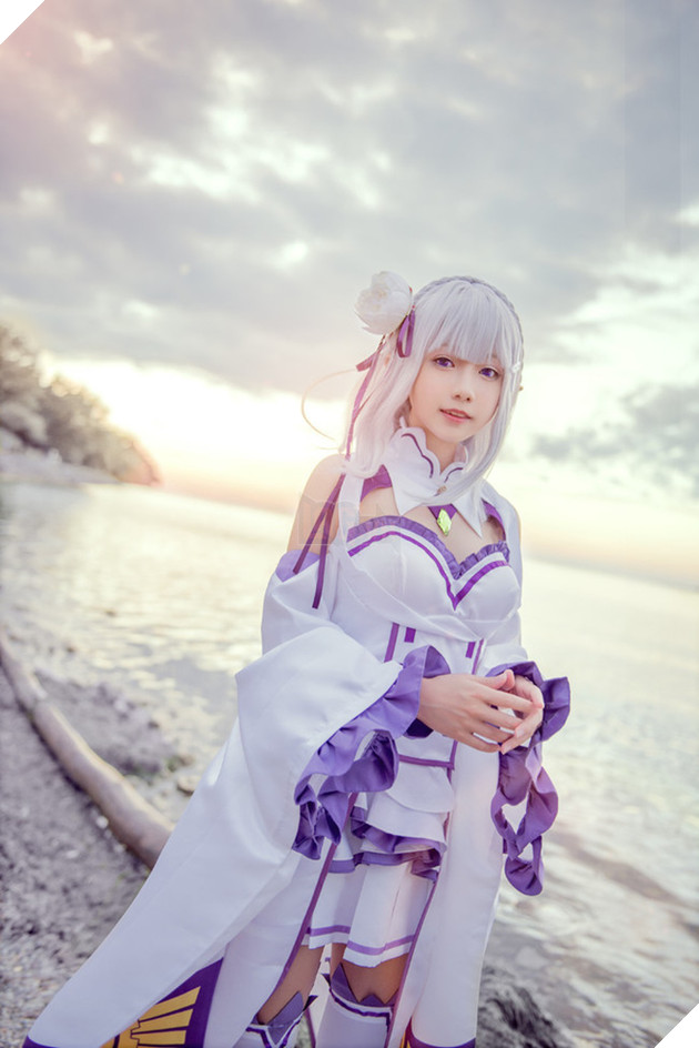 Cùng ngắm cosplay nàng công chúa tóc trắng Emilia cực dễ thương trong Re:Zero