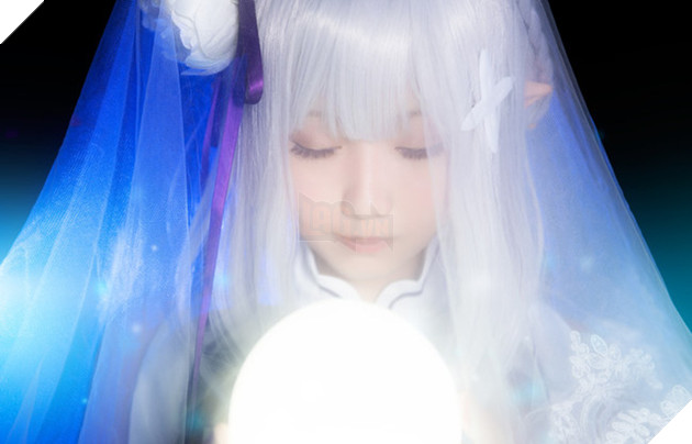Cùng ngắm cosplay nàng công chúa tóc trắng Emilia cực dễ thương trong Re:Zero