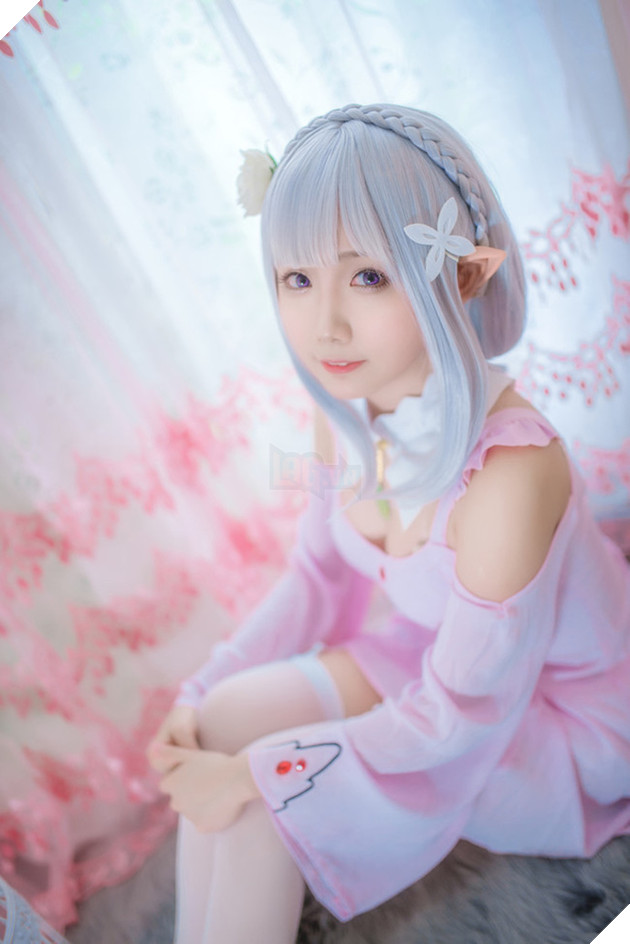 Cùng ngắm cosplay nàng công chúa tóc trắng Emilia cực dễ thương trong Re:Zero