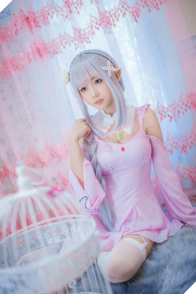 Cùng ngắm cosplay nàng công chúa tóc trắng Emilia cực dễ thương trong Re:Zero