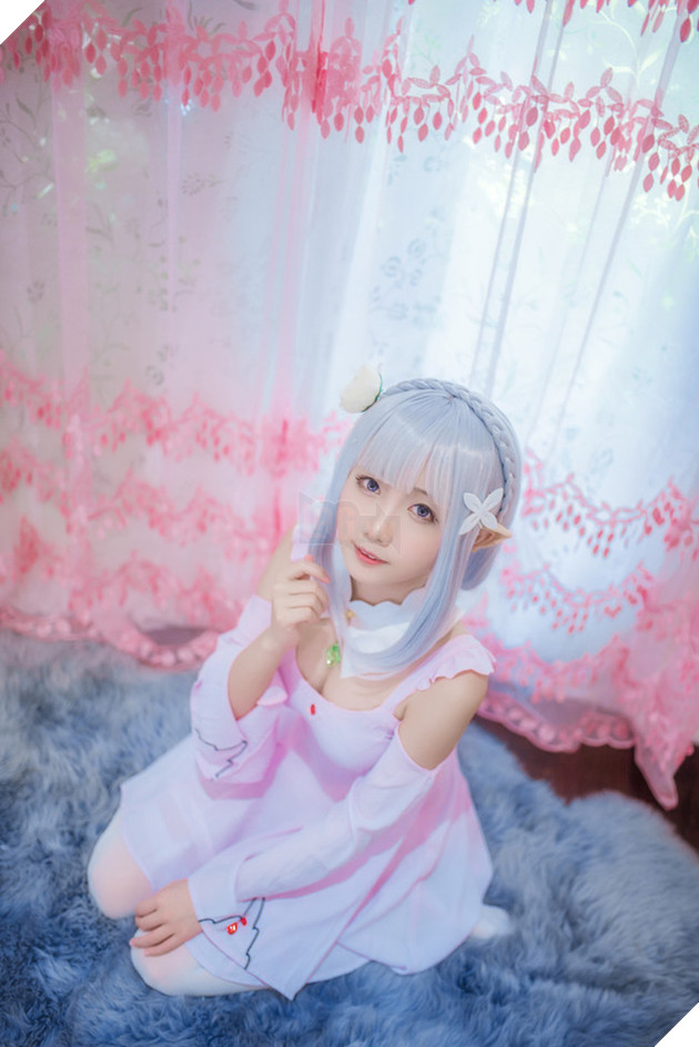 Cùng ngắm cosplay nàng công chúa tóc trắng Emilia cực dễ thương trong Re:Zero
