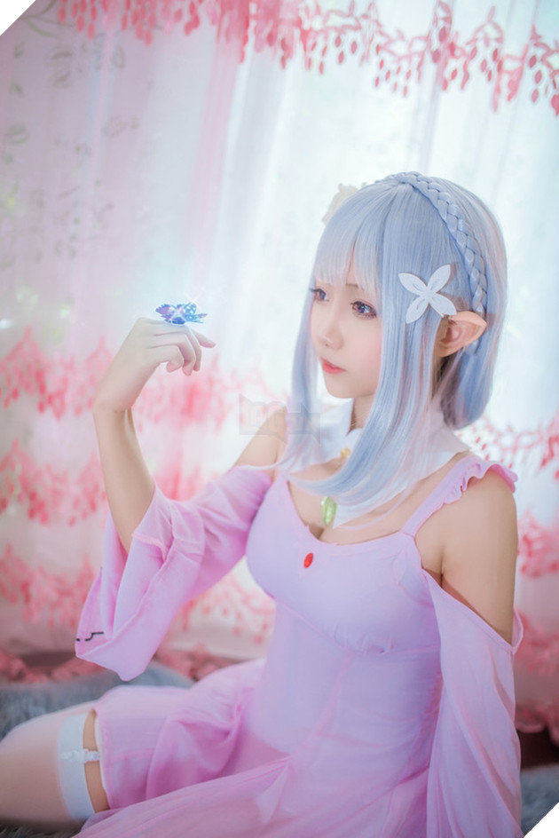 Cùng ngắm cosplay nàng công chúa tóc trắng Emilia cực dễ thương trong Re:Zero