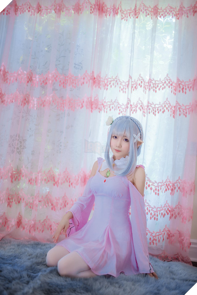 Cùng ngắm cosplay nàng công chúa tóc trắng Emilia cực dễ thương trong Re:Zero