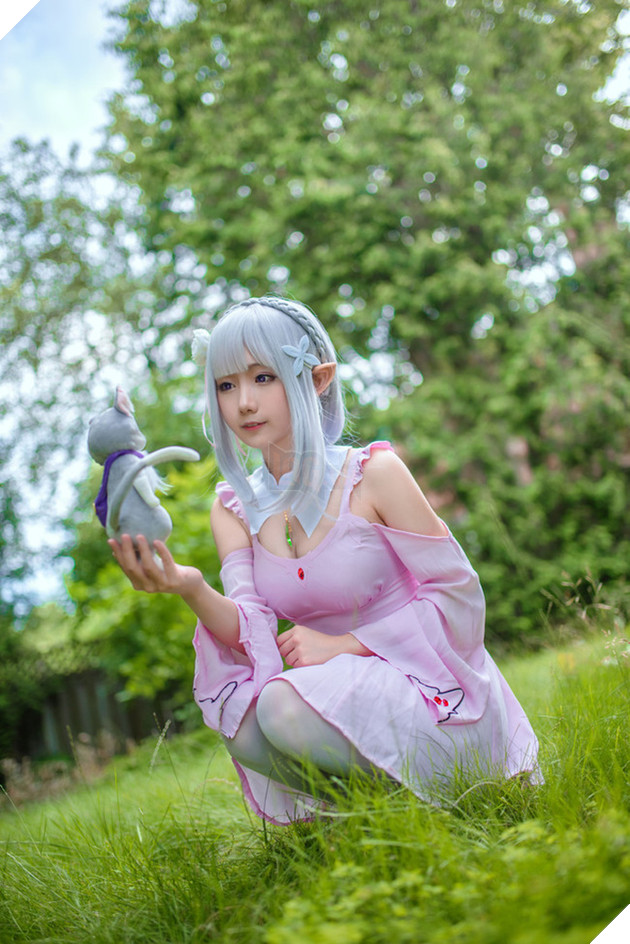 Cùng ngắm cosplay nàng công chúa tóc trắng Emilia cực dễ thương trong Re:Zero