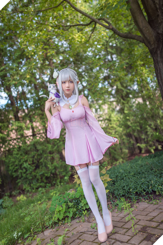 Cùng ngắm cosplay nàng công chúa tóc trắng Emilia cực dễ thương trong Re:Zero