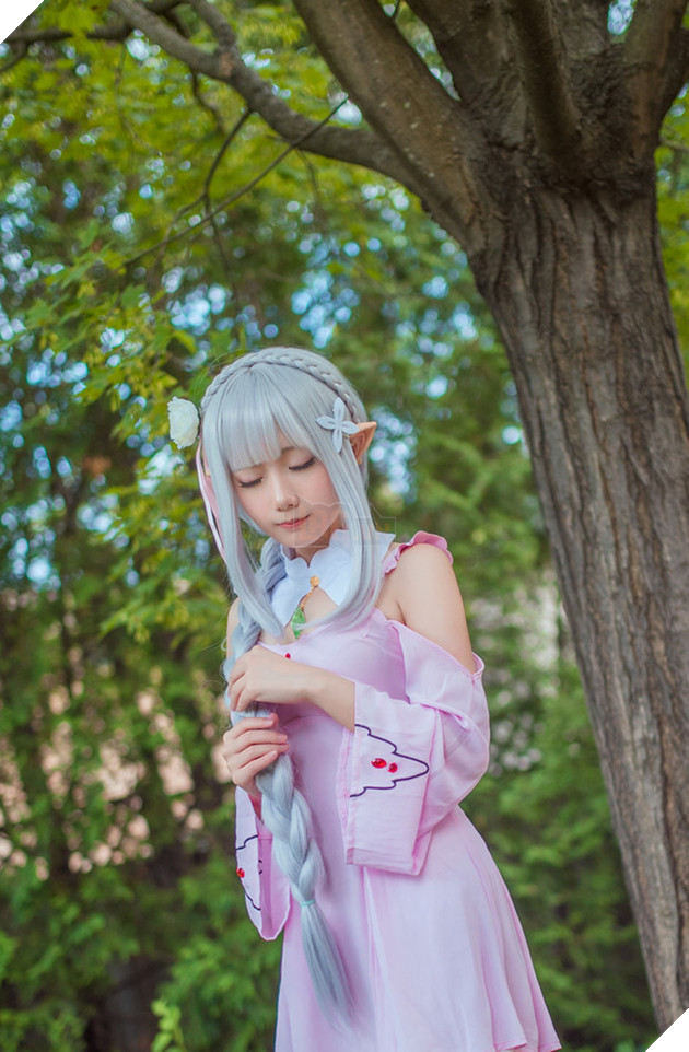 Cùng ngắm cosplay nàng công chúa tóc trắng Emilia cực dễ thương trong Re:Zero