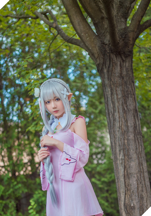 Cùng ngắm cosplay nàng công chúa tóc trắng Emilia cực dễ thương trong Re:Zero