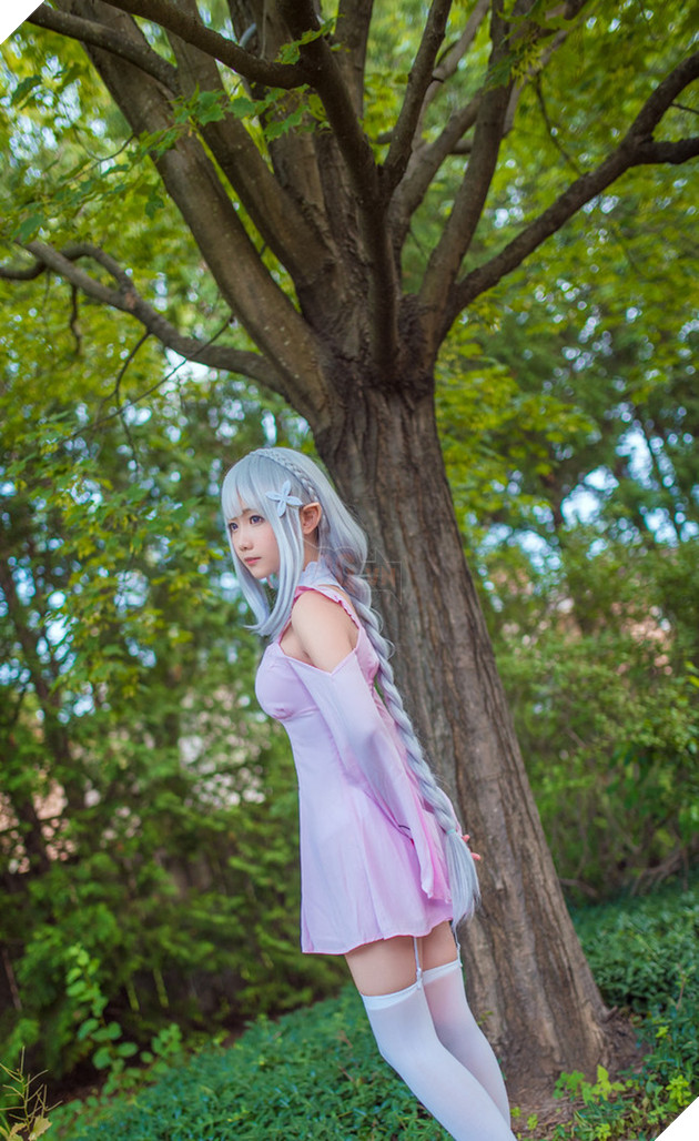 Cùng ngắm cosplay nàng công chúa tóc trắng Emilia cực dễ thương trong Re:Zero