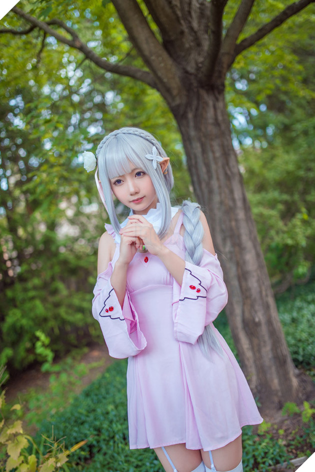 Cùng ngắm cosplay nàng công chúa tóc trắng Emilia cực dễ thương trong Re:Zero