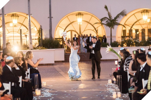 Ngắm nhìn đám cưới công nghệ cực kỳ độc đáo: Hoa cưới làm bằng dây sạc, khách đến dự được tặng pin di động - Ảnh 1.