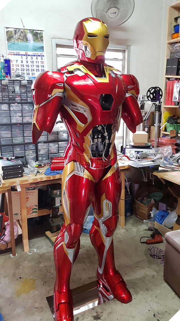 Đây không phải mô hình Iron Man bình thường đâu, trong đó là cả một bộ máy tính siêu khủng đấy!