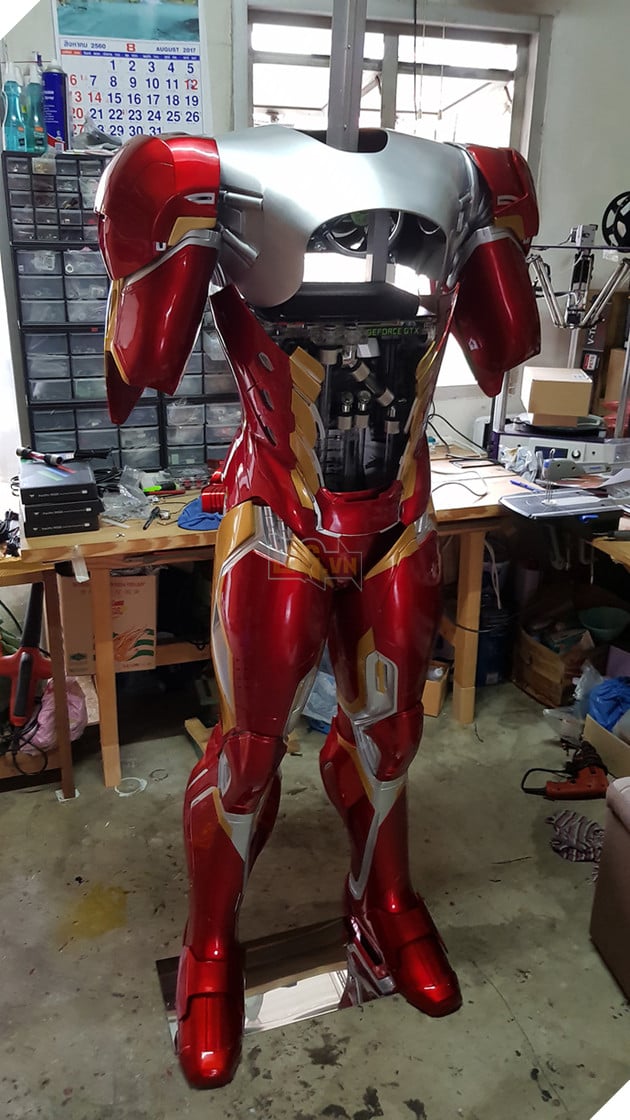 Đây không phải mô hình Iron Man bình thường đâu, trong đó là cả một bộ máy tính siêu khủng đấy!