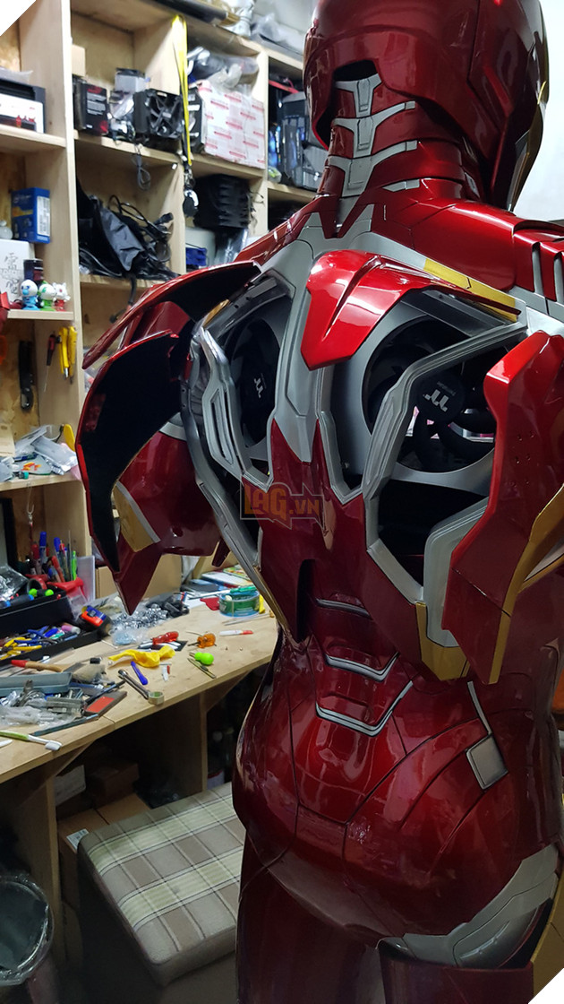 Đây không phải mô hình Iron Man bình thường đâu, trong đó là cả một bộ máy tính siêu khủng đấy!