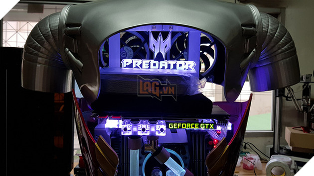 Đây không phải mô hình Iron Man bình thường đâu, trong đó là cả một bộ máy tính siêu khủng đấy!