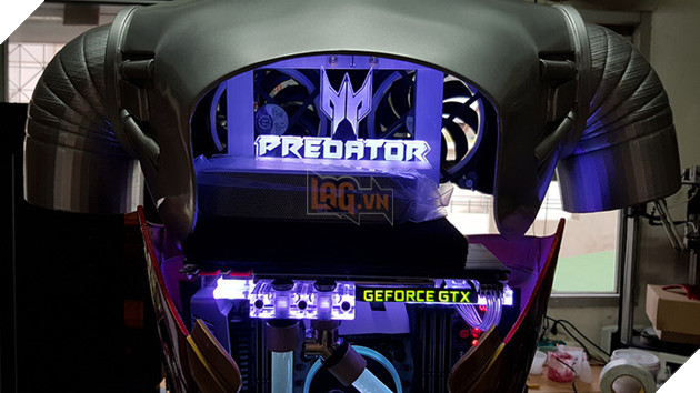 Đây không phải mô hình Iron Man bình thường đâu, trong đó là cả một bộ máy tính siêu khủng đấy!