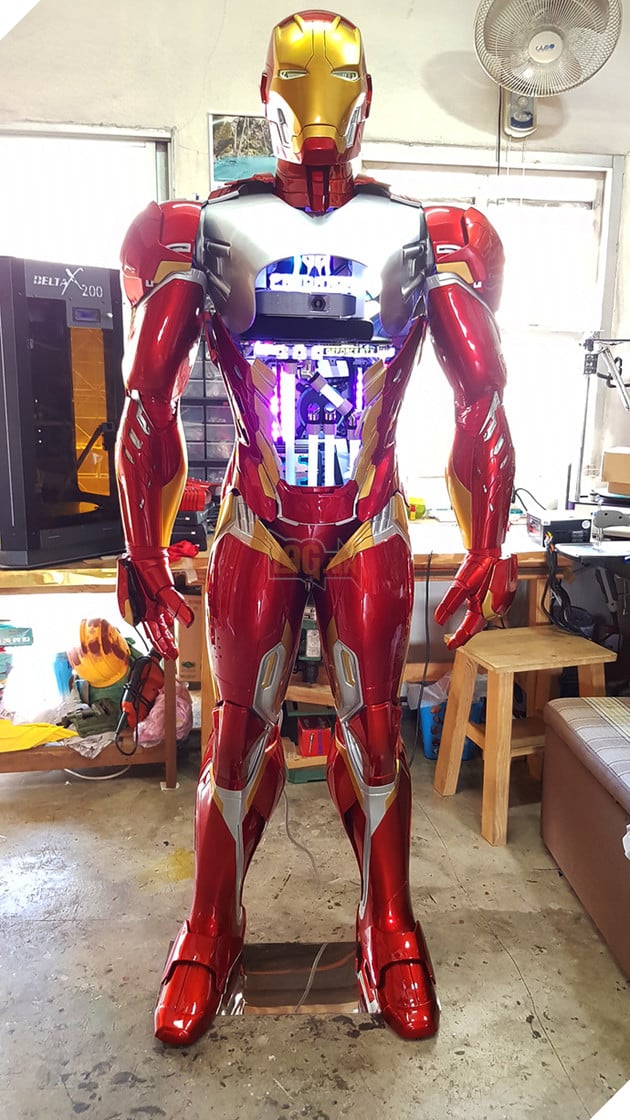 Đây không phải mô hình Iron Man bình thường đâu, trong đó là cả một bộ máy tính siêu khủng đấy!