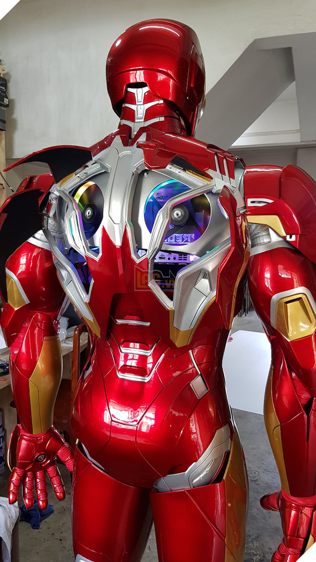 Đây không phải mô hình Iron Man bình thường đâu, trong đó là cả một bộ máy tính siêu khủng đấy!
