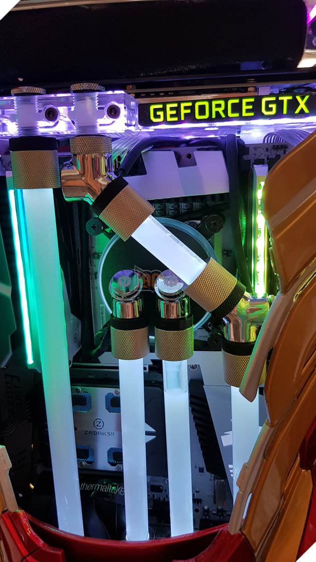 Đây không phải mô hình Iron Man bình thường đâu, trong đó là cả một bộ máy tính siêu khủng đấy!