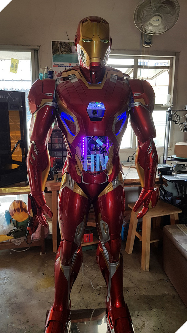 Đây không phải mô hình Iron Man bình thường đâu, trong đó là cả một bộ máy tính siêu khủng đấy!
