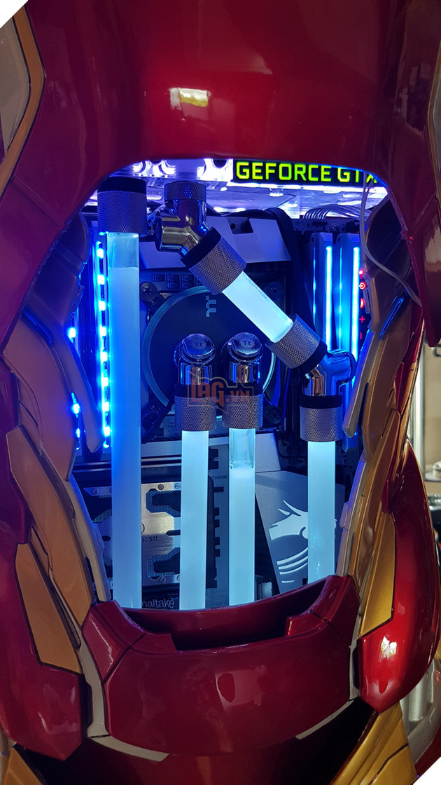 Đây không phải mô hình Iron Man bình thường đâu, trong đó là cả một bộ máy tính siêu khủng đấy!