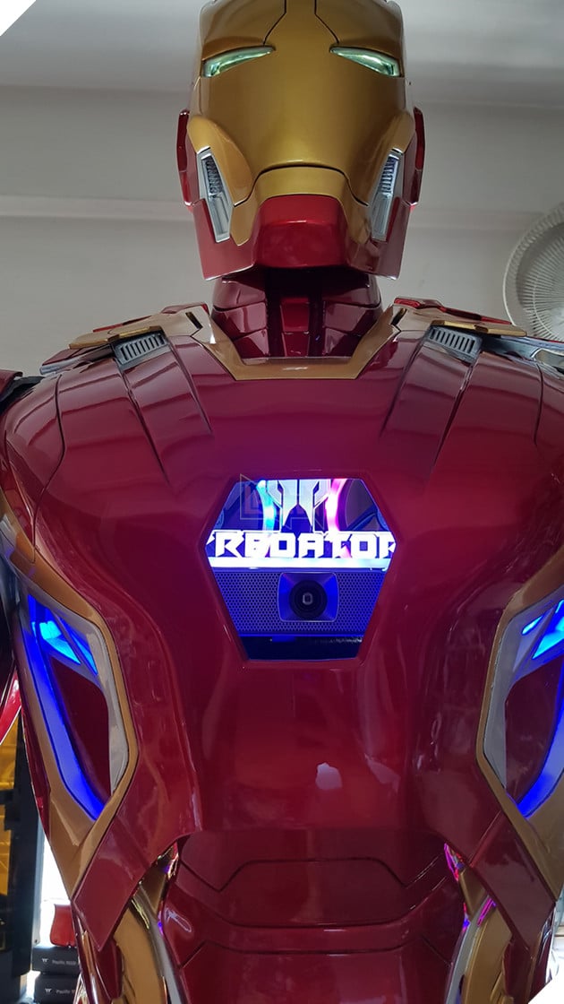 Đây không phải mô hình Iron Man bình thường đâu, trong đó là cả một bộ máy tính siêu khủng đấy!