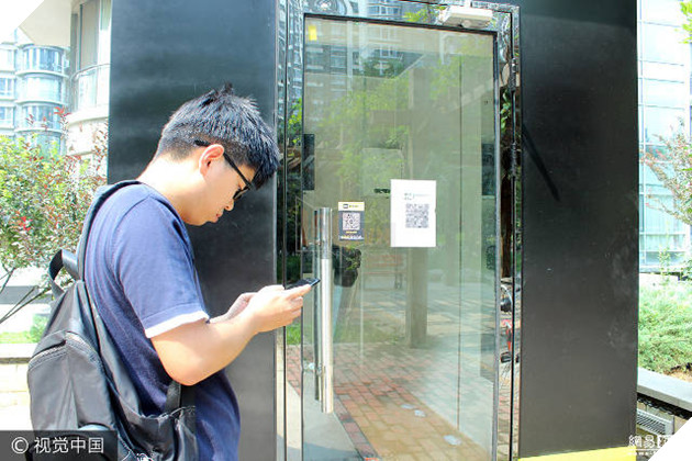 
Người dùng phải tải một ứng dụng thanh toán, nạp vào 100 tệ (khoảng 340.000 đồng) sau đó có thể quét mã QR để truy cập và sử dụng nhiều dịch vụ khác nhau.
