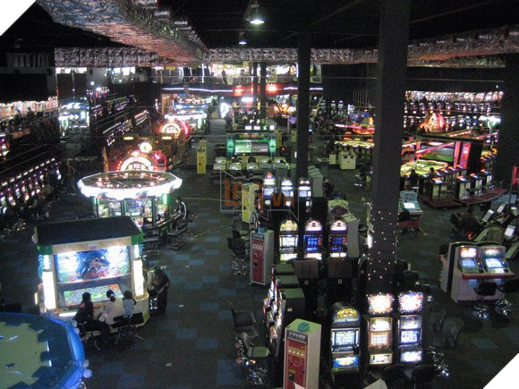 Bị cảnh sát bắt vì 30 tuổi đầu vẫn cố ăn ngủ trong quán game