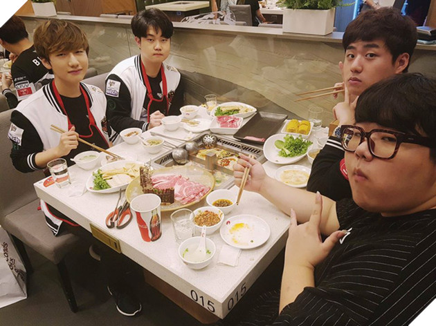 Sau khi hủy diệt SSG, HLV KkOma của SKT T1 trả lời phỏng vấn toàn câu "thấm thía"