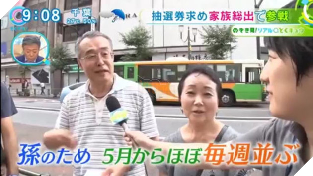 
Thậm chí cả người già cũng xếp hàng với hi vọng mua được máy Nintendo Switch với giá hời
