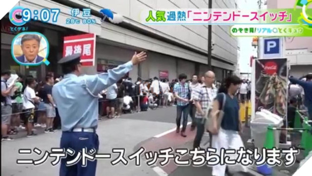 Choáng với cảnh 3.000 người Nhật xếp hàng dài cả cây số chỉ để giành mua... 105 chiếc máy chơi game