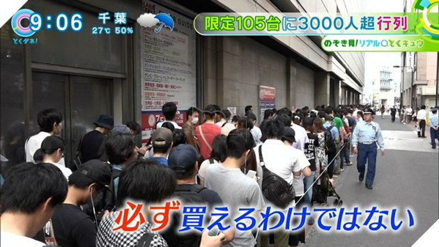 Choáng với cảnh 3.000 người Nhật xếp hàng dài cả cây số chỉ để giành mua... 105 chiếc máy chơi game