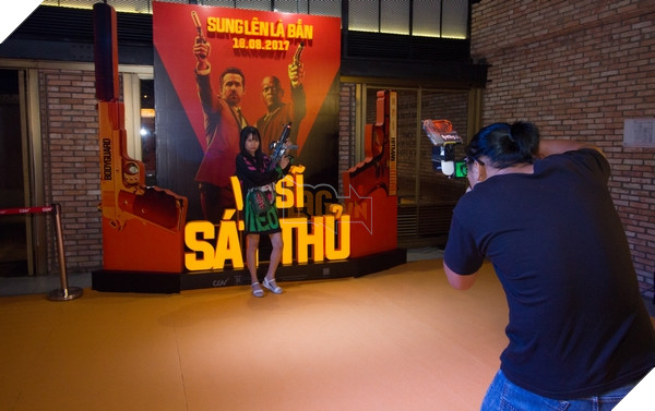 Khách mời chụp ảnh lưu niệm bên background "The Hitman's Bodyguard"