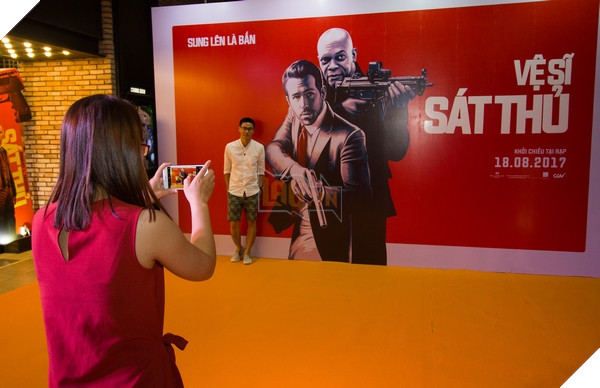 Khách mời chụp ảnh lưu niệm bên background "The Hitman's Bodyguard"