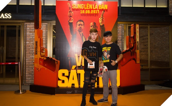 Phạm Chí Thành, chàng trai trẻ bước ra từ cuộc thi X-Factor chụp hình giao lưu tại sự kiện