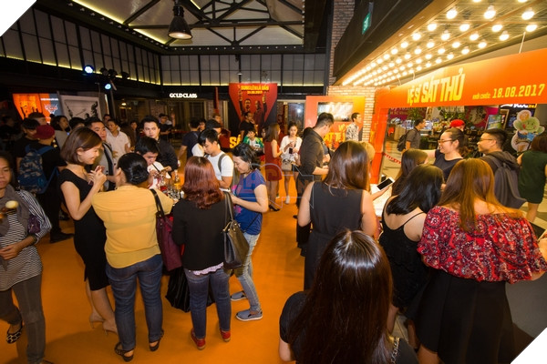 Rất đông khách mời và khán giả đến tham gia Họp báo