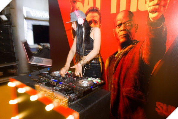 Hotgirl DJ của buổi Họp báo ... quẩy lên mọi người ơi!