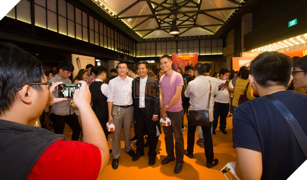 Tài Smile chụp ảnh lưu niệm cùng người hâm mộ 